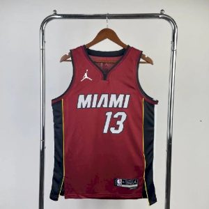 Camiseta roja del equipo Bam Adebayo para hombre - Edición Statement