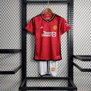 Kit de local infantil del Manchester United 2023/24
