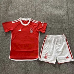 Kit infantil de local del Nottingham Forest 2023/24