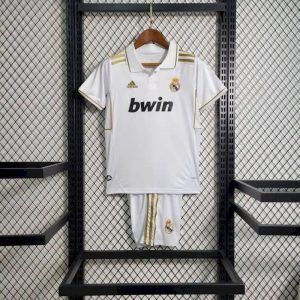 Camiseta y pantalón corto retro de local del Real Madrid para niños 2011/12