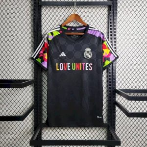 Camiseta de entrenamiento prepartido del Real Madrid 2024/25