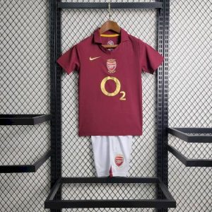 Camiseta y pantalones cortos retro de local del Arsenal para niños 2005/06