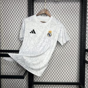 Camiseta de entrenamiento prepartido del Real Madrid 2024/25