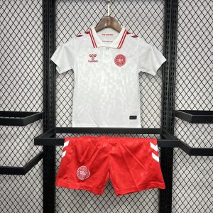 Kit infantil de visitante de Dinamarca para la Eurocopa 2024/25