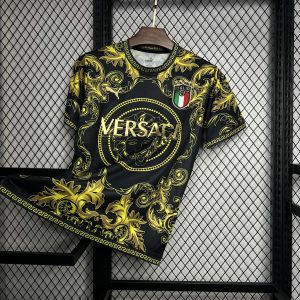 Jersey dorado de la edición conjunta de Versace Italia 2022/23