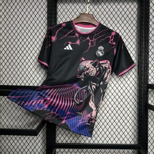 Camiseta morada edición especial del Real Madrid 2024/25