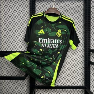 Camiseta edición especial verde y negra del Real Madrid 2024/25