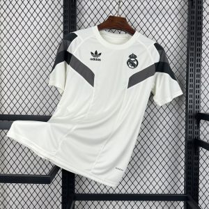 Camiseta blanca edición especial del Real Madrid 2024/25