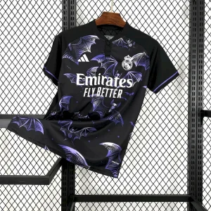 Camiseta de fútbol edición especial del Real Madrid con el murciélago morado 2024/25