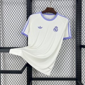 Camiseta blanca edición especial del Real Madrid 2024/25