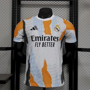 Camiseta prepartido del Real Madrid, versión jugador 2024/25