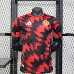 Camiseta roja y negra de entrenamiento previo al partido del Manchester United, versión para el jugador 2025/26