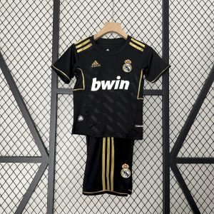 Camiseta y pantalón corto retro de visitante del Real Madrid para niños 2011/12