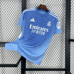 Camiseta edición especial Blue Sky del Real Madrid 2025/26