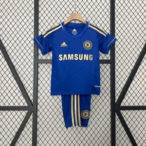 Camiseta y pantalones cortos retro del Chelsea Home para niños 2012/13