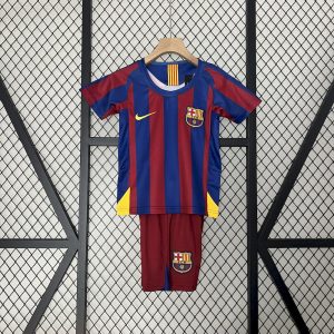 Camiseta y pantalones cortos retro del Barcelona Home para niños 2005/06