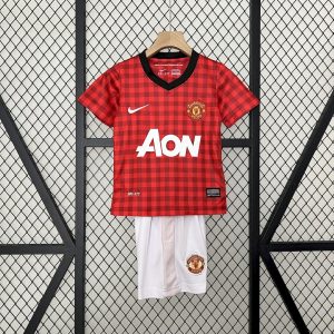 Camiseta y pantalones cortos retro de local del Manchester United para niños 2012/13