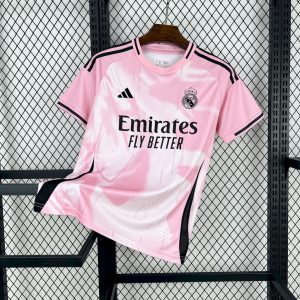 Camiseta rosa y blanca edición especial del Real Madrid 2024/25