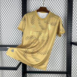 Camiseta dorada de entrenamiento del Real Madrid 2025/26