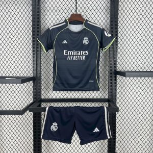 Kit de visitante del Real Madrid para niños 2025/26