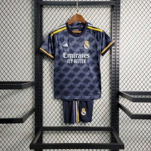 Kit de visitante del Real Madrid para niños 2023/24