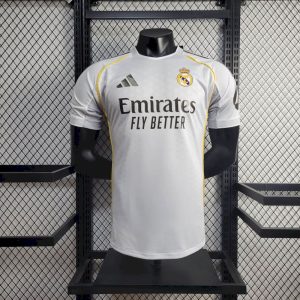 Camiseta local del Real Madrid versión jugador 2025/26