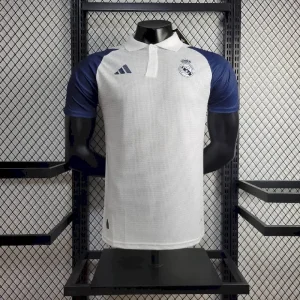 Camiseta prepartido del Real Madrid, versión jugador 2024/25
