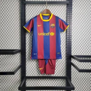 Camiseta y pantalones cortos retro del Barcelona Home para niños 2010/11